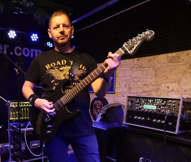 Aleksander an der E-Gitarre